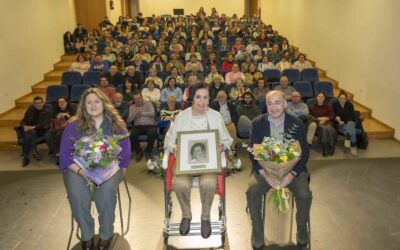 Emotiva homenaxe a Marisa Neo Mejuto, que recibe o II Premio Concello de Rois polo 8M