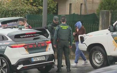 Uns vinte axentes rexistran un chalé de Teo e un negocio de coches en Padrón