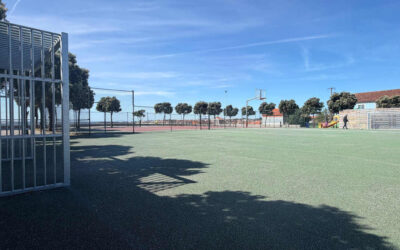 O Concello de Ribeira renova as porterías da pista de Punta do Castro