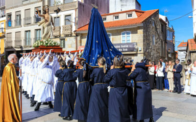 Fabiola García e Luis Oujo participan na Procesión do Xesús Glorioso no Porto do Son
