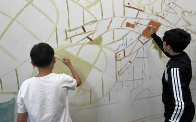 Escolares de Ribeira “plantan” árbores con pinceis nun proxecto de Afundación que une cultura e sostibilidade