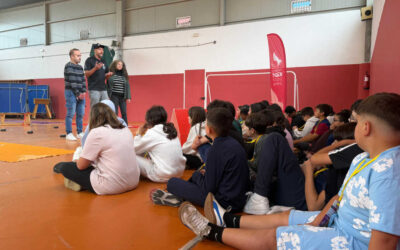Preto de 200 estudantes do CEIP O Grupo (Ribeira) participan no programa deportivo Phoenix Kids by Javier Gómez Noya