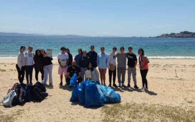 Alumnado do IES N.º1 de Ribeira recolle preto de 30 kg de residuos na praia de Coroso